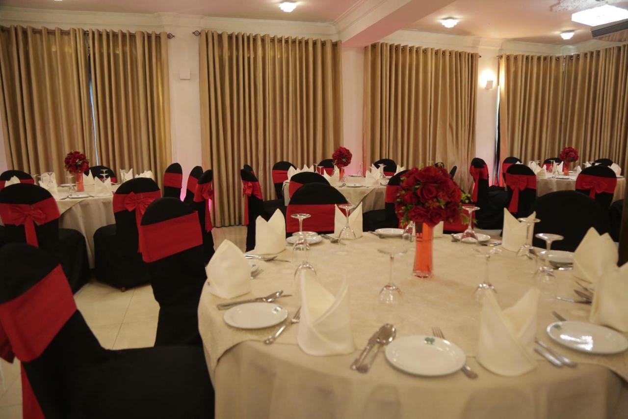 The Royal Mall Kandy Buitenkant foto
